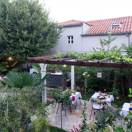 Garden دوبروفينك